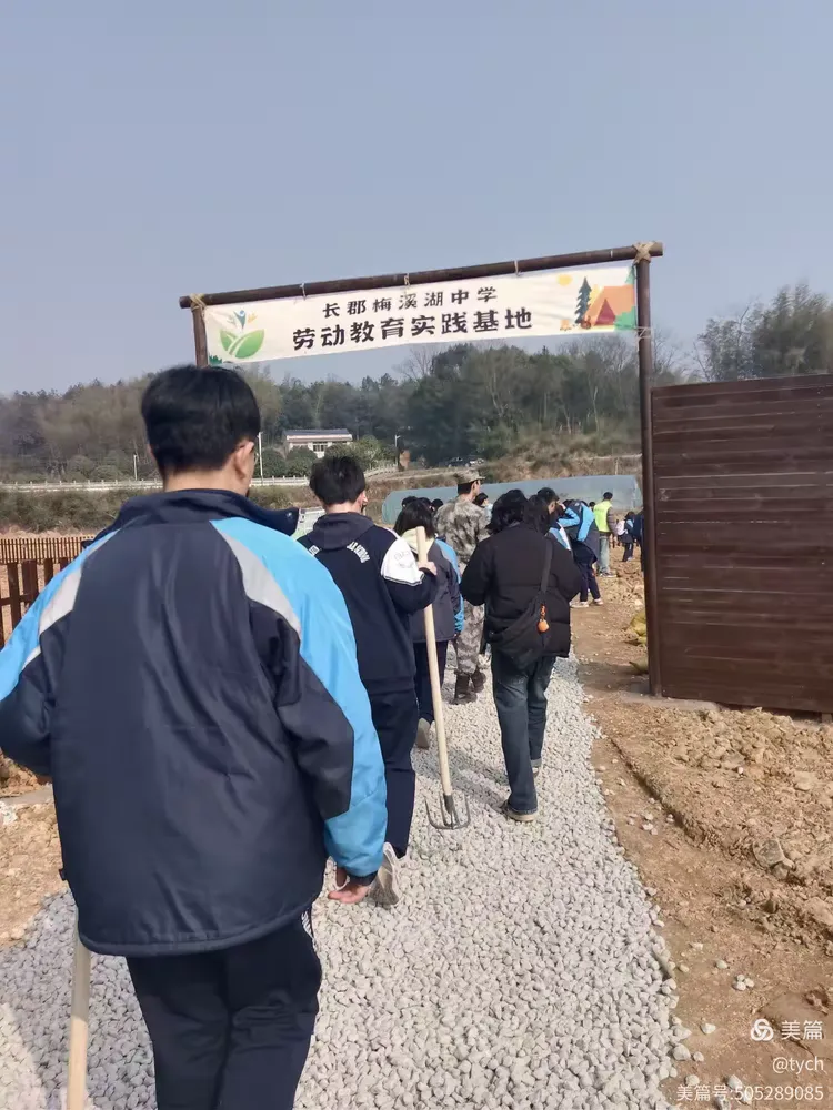 如何挖沟同学们在大棚里体验种植油菜花同学们玩得很开心我班的朱缘恩